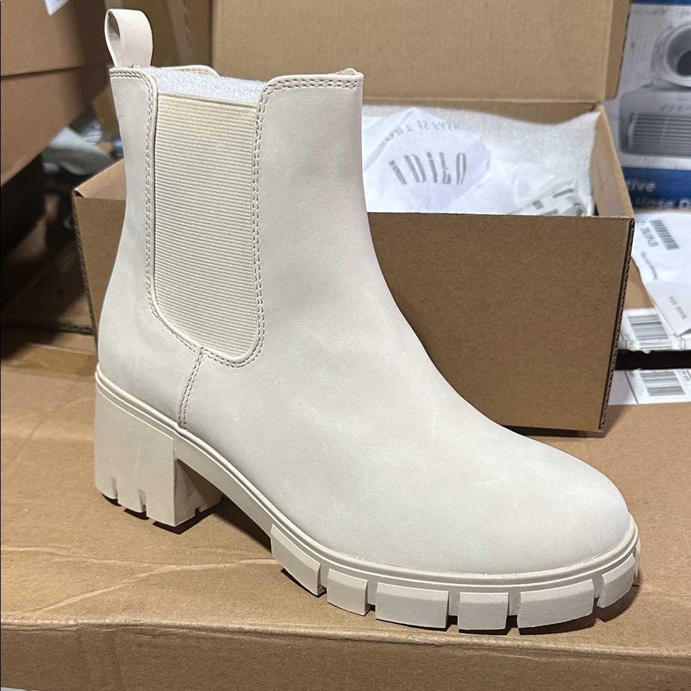 Women's Cream Boots
2 inch rubber heel